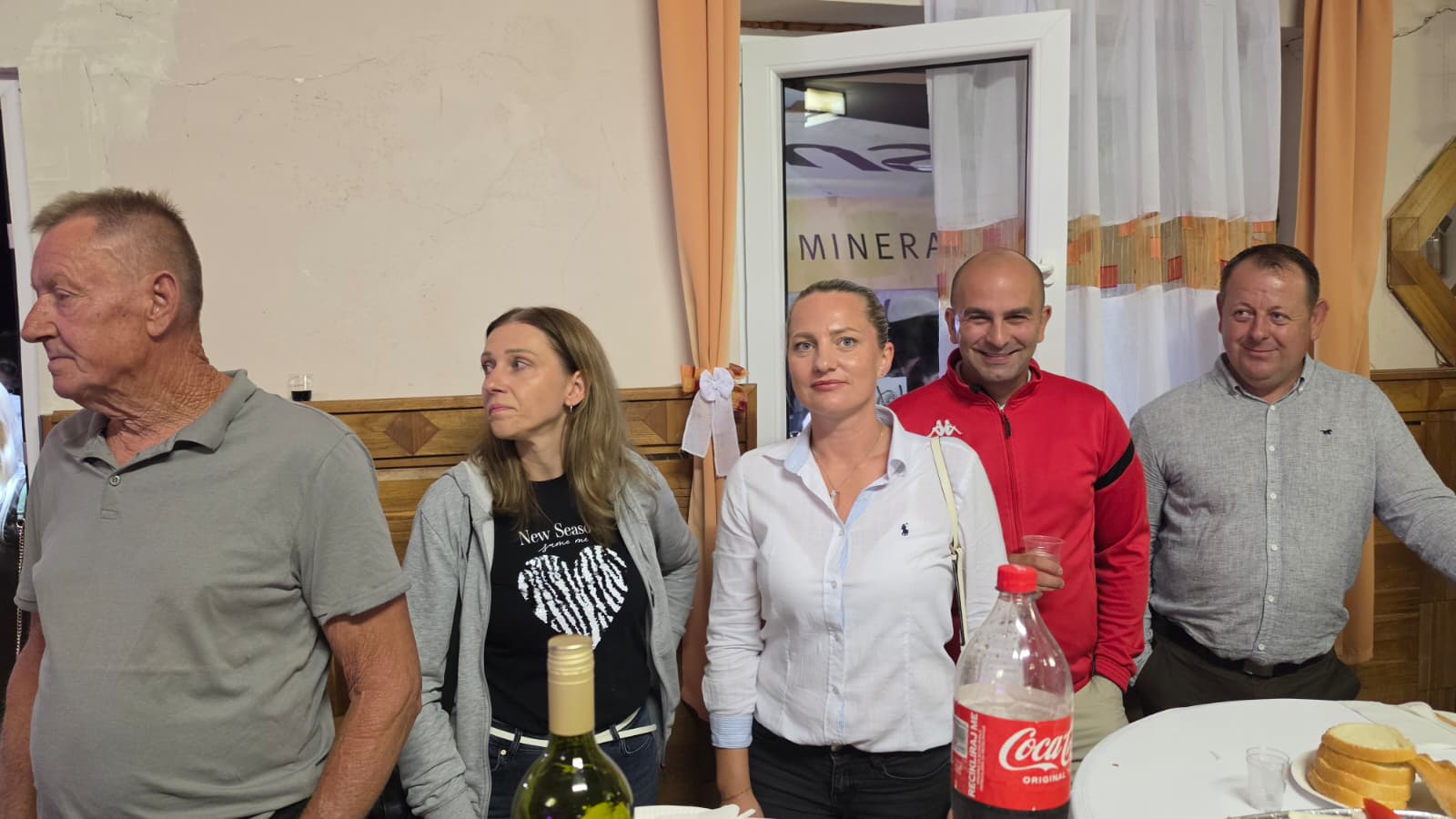 Više generacija za istim stolom — večernje druženje na 18. Slivarijadi