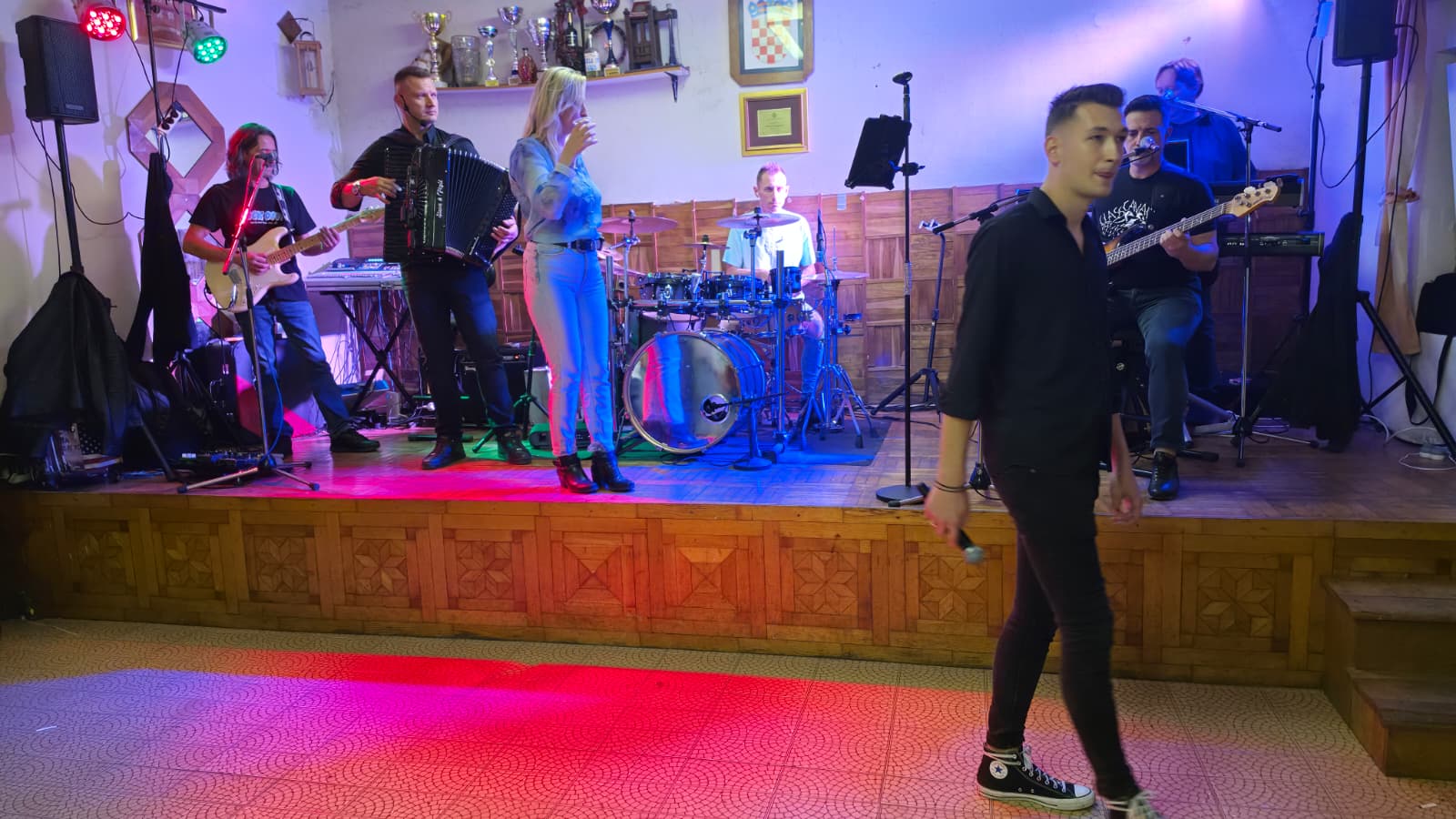 Joker Band na pozornici vatrogasnog doma tijekom večernje zabave na 18. Slivarijadi