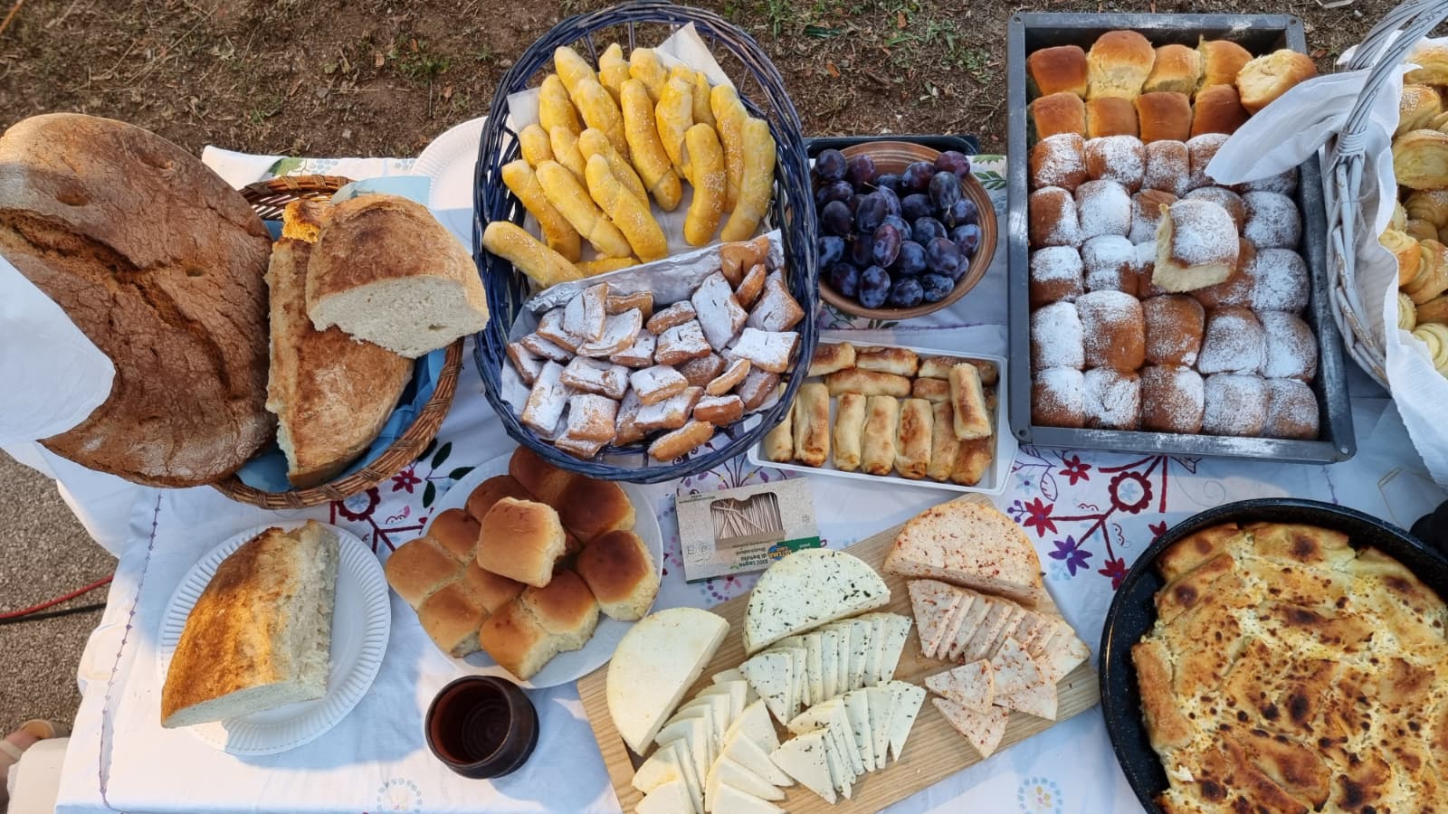 Domaći kruh, peciva, svježi sir, šljive i štruklji na stolu Slivarijade