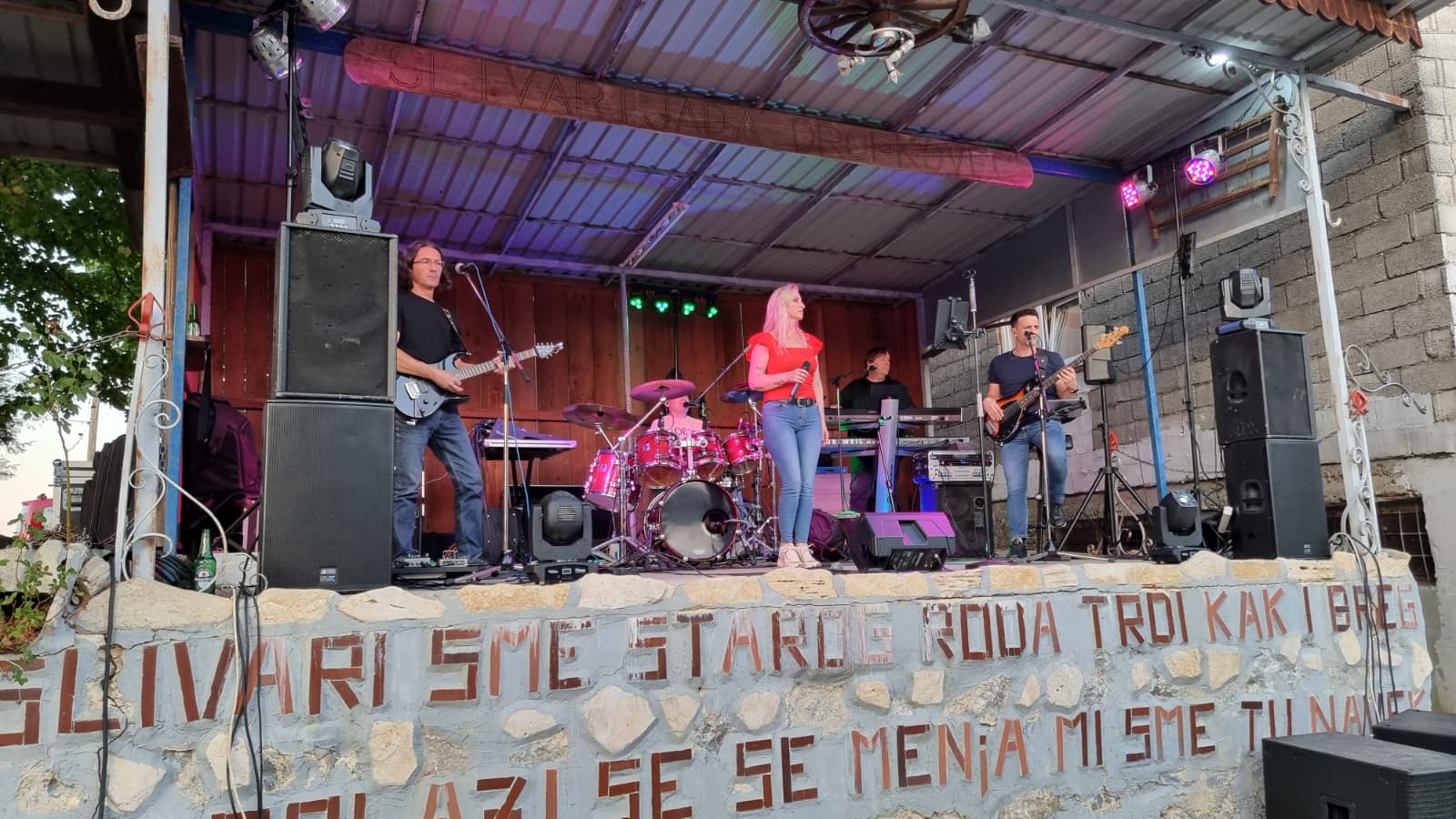 Joker Band Kraljevi zabave na pozornici Slivarijade u Dropkovcu