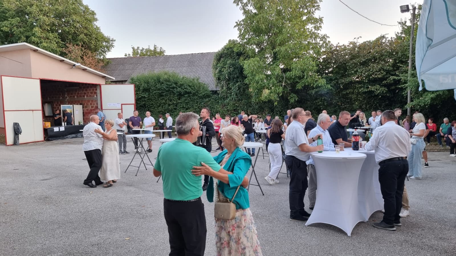 Parovi plešu uz živu glazbu u dvorištu vatrogasnog doma na Slivarijadi