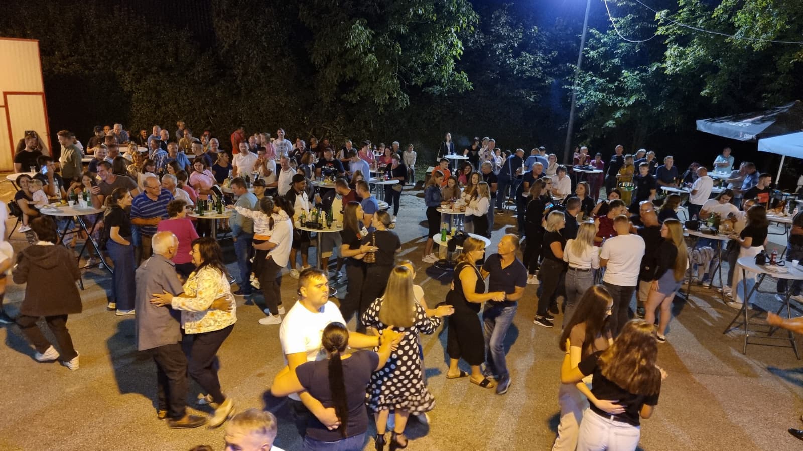 Puno dvorište vatrogasnog doma i ples uz živu glazbu na Slivarijadi u Dropkovcu