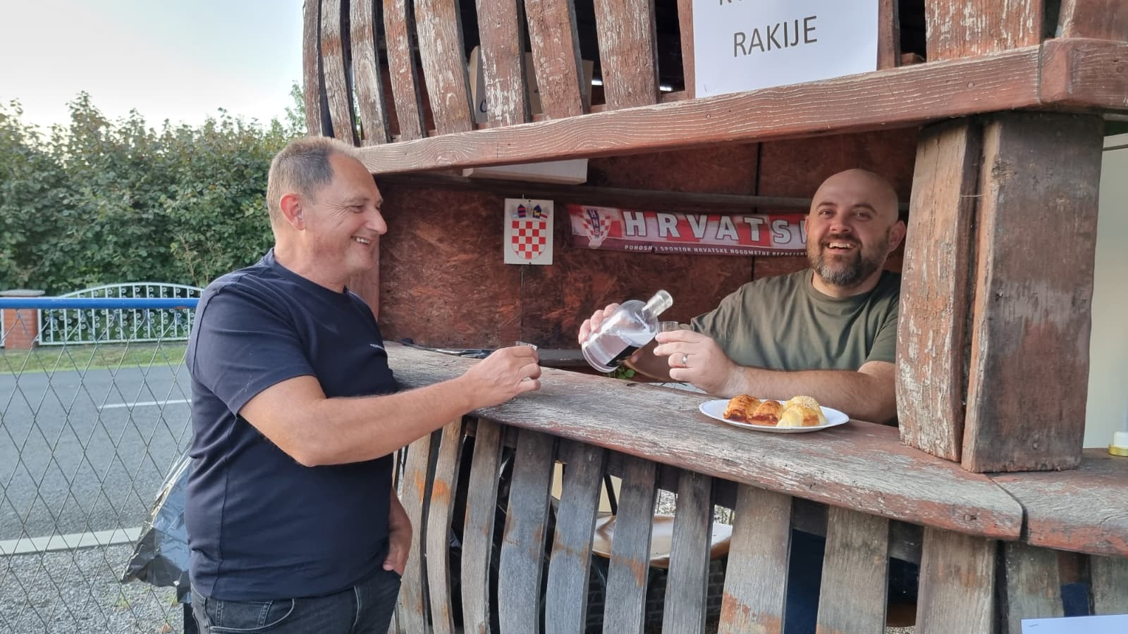 Točenje rakije u drvenoj rakijarnici na Slivarijadi u Dropkovcu