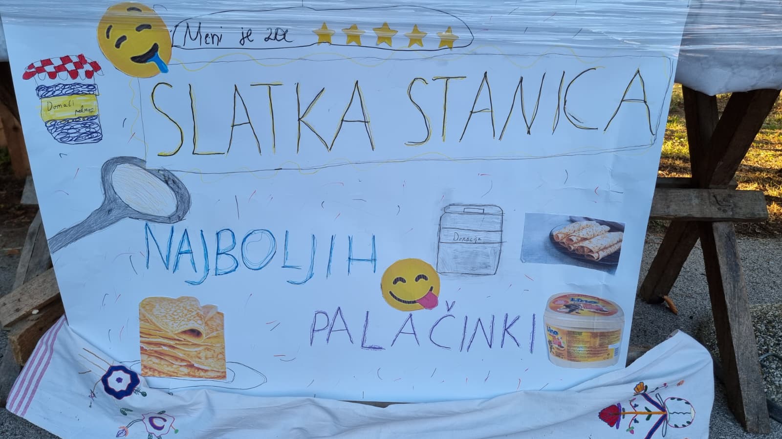Ručno nacrtani natpis Slatka stanica najboljih palačinki na dječjem štandu