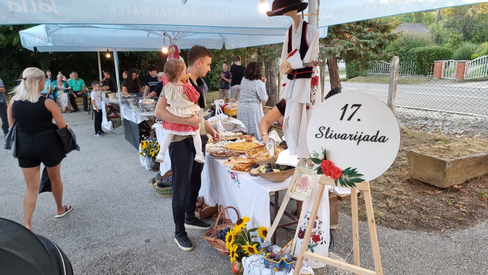 Štand s domaćim kolačima i proizvodima ukrašen suncokretima i narodnom nošnjom na prošlogodišnjoj Slivarijadi