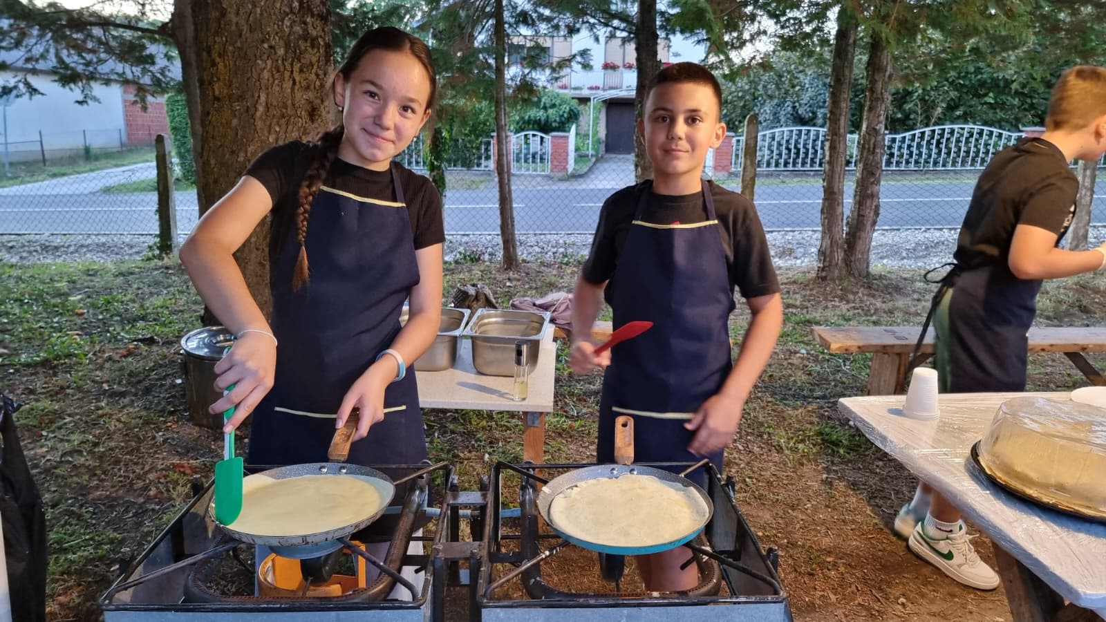 Djeca peku palačinke na Slivarijadi 2025