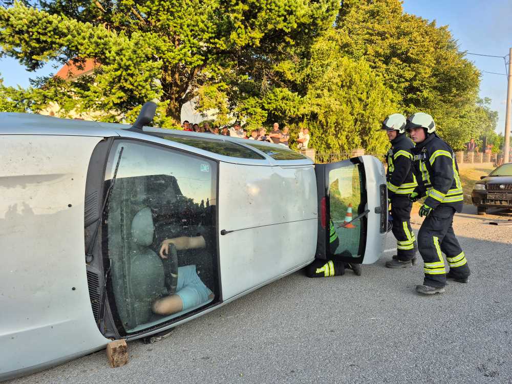 Vatrogasci tijekom praktične vježbe